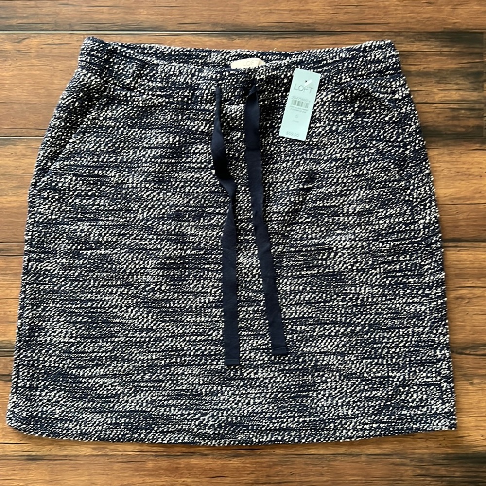 NWT, Loft navy skirt, size small / Petite
